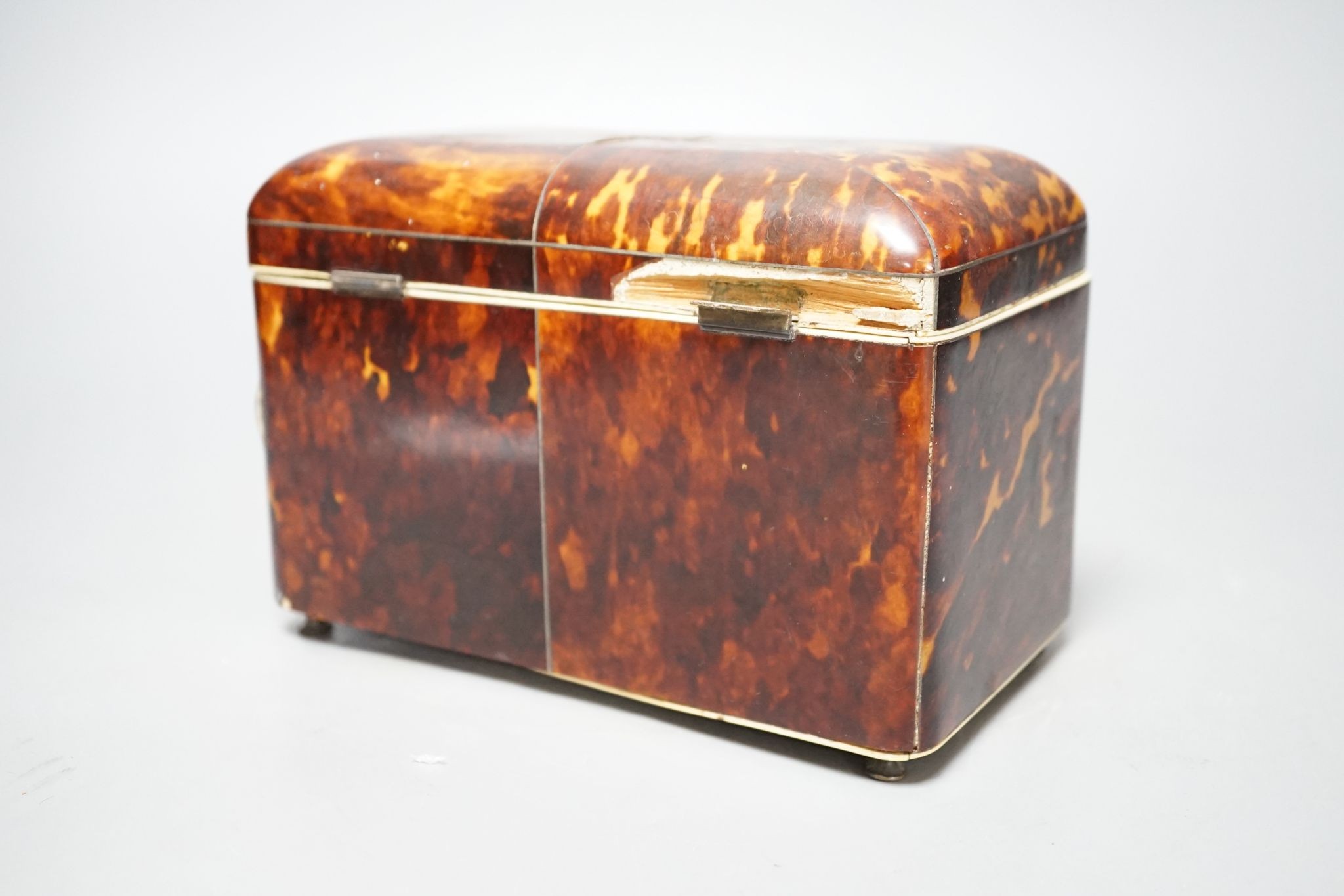 A Georgian tortoiseshell tea caddy, 17cm